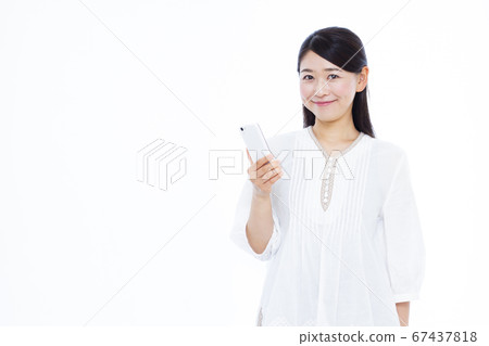 30多歲女人智能手機 67437818