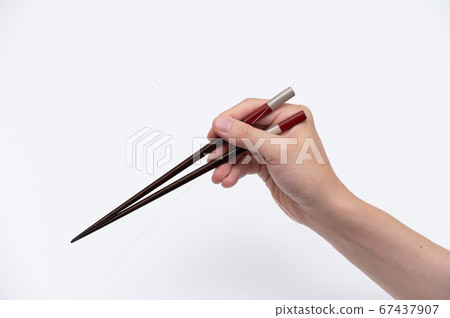 用右手拿筷子的形象 67437907