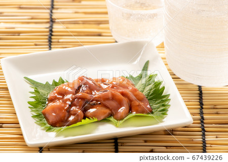 在大葉子（青森野葉子）上，魷魚被醃製了。夏天緣故（冷緣故）快餐的圖像。 67439226