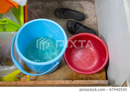 漏水的日本房屋被漏水損壞的水桶和洗臉盆 67440593