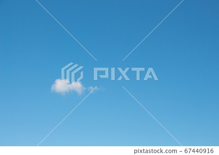 藍藍的天空中漂浮的雲朵柔和的漂浮中的可愛雲朵 藍藍的天空中漂浮的雲朵柔和的漂浮中的可愛雲朵 67440916