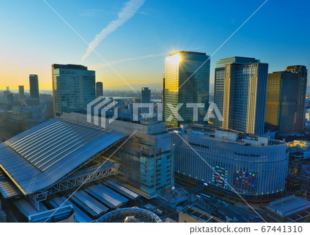 大阪市容在夕陽的藍天 67441310