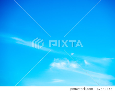 半個月亮的天空條紋雲 67442432