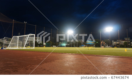 天然草地上的夜間比賽（青少年足球） 67443674