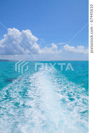 A beautiful view of the beautiful sea of the Okinawa Yaeyama Islands from the boat A beautiful view of the beautiful sea of the Okinawa Yaeyama Islands from the boat 67445610
