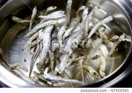 Take the soup stock with niboshi 67450565