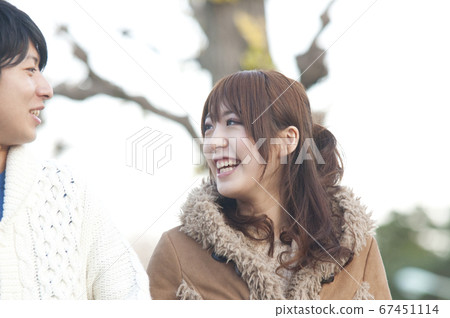 夫妻散步,雙臂交叉 夫妻散步,雙臂交叉 67451114