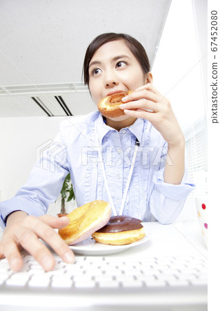 OL在吃甜甜圈的同時工作 OL在吃甜甜圈的同時工作 67452080
