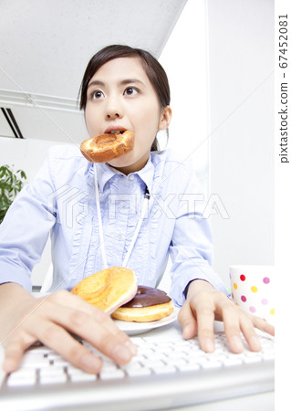 OL在吃甜甜圈的同時工作 67452081