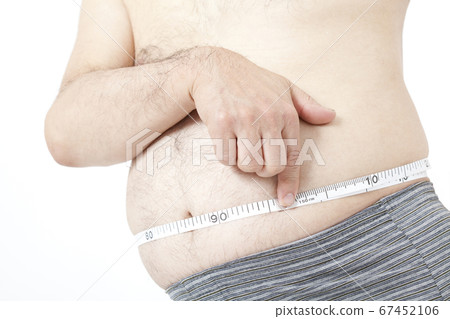 中年男子測量腰圍 中年男子測量腰圍 67452106