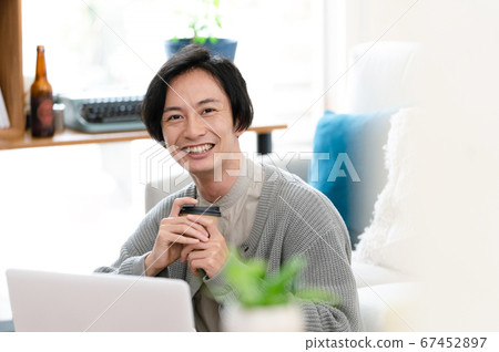正在網上開會的人[室內] 67452897