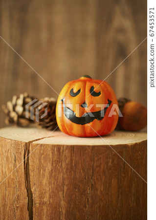 萬聖節樹樁上的圖像 萬聖節樹樁上的圖像 67453571
