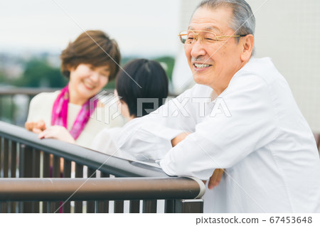 陽台上的高級家庭 67453648