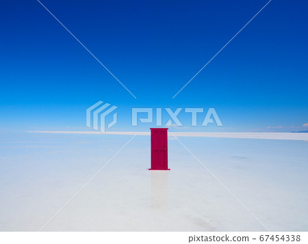 <Bolivia> Doors everywhere in Uyuni salt lake (taken in January new moon) 67454338