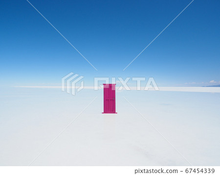 <Bolivia> Doors everywhere in Uyuni salt lake (taken in January new moon) 67454339