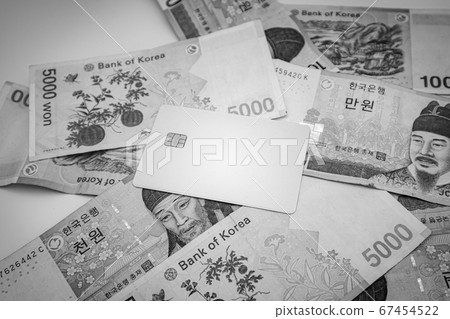 信用卡在展開的鈔票上(黑白照片) 信用卡在展開的鈔票上(黑白照片) 67454522