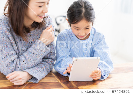 父母和孩子和平板電腦 父母和孩子和平板電腦 67454801