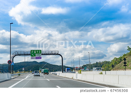 A truck running on the Shinmeishin Expressway, Takarazuka Kita Service Area, which will soon be in Takarazuka City, Hyogo Prefecture. A truck running on the Shinmeishin Expressway, Takarazuka Kita Service Area, which will soon be in Takarazuka City, Hyogo Prefecture. 67456308