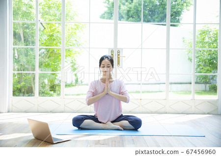 女人在家裡做在線瑜伽 女人在家裡做在線瑜伽 67456960