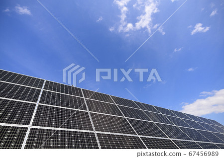 太陽電池板和藍天 太陽電池板和藍天 67456989
