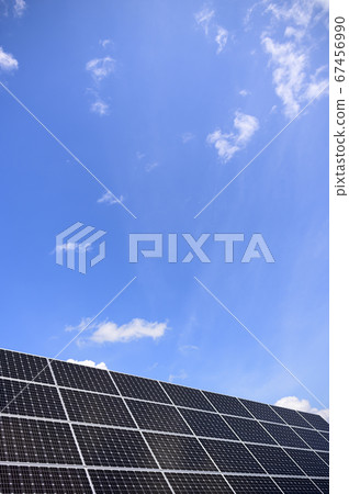 太陽電池板和藍天 太陽電池板和藍天 67456990
