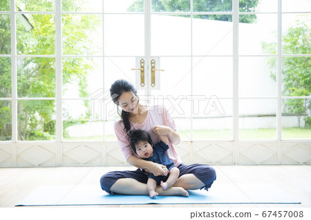 Parents and children doing yoga at home 67457008