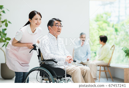 輪椅男女護理 67457241
