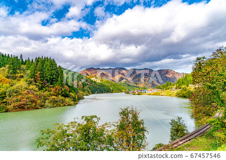 [Oshi Buraku, Fukushima Prefecture] Mountains and old-fashioned villages around the time of autumn leaves 67457546