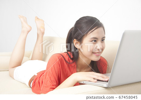 看筆記本的婦女 看筆記本的婦女 67458045