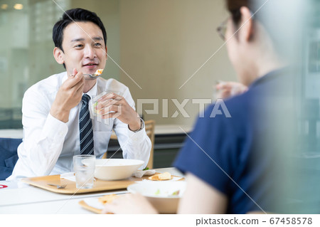 People eating between acrylic partitions 67458578