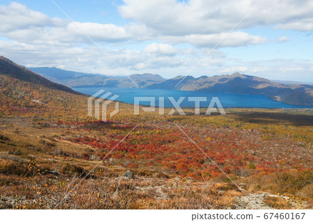 千歲市北海道的秋天,從垂磨山俯瞰著支ko湖的秋葉 千歲市北海道的秋天,從垂磨山俯瞰著支ko湖的秋葉 67460167