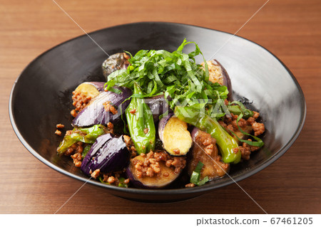 Fried eggplant and shishito meat miso 67461205