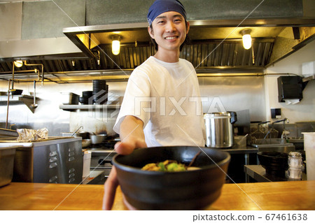 Ramen shop clerk　 67461638