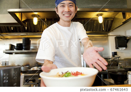 拉麵店員〉 67461643
