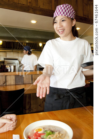 A clerk carrying ramen 67461644