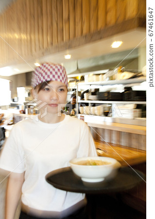 A clerk carrying ramen 67461647