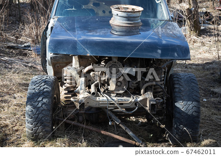 Old broken blue SUV car, engine parts Old broken blue SUV car, engine parts 67462011