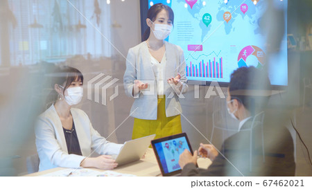 People who wear masks and have a meeting New measures for infection 67462021