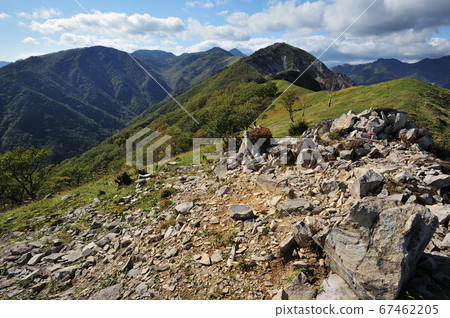 觀看從中倉山山頂到佐里山大山的山脊。 觀看從中倉山山頂到佐里山大山的山脊。 67462205