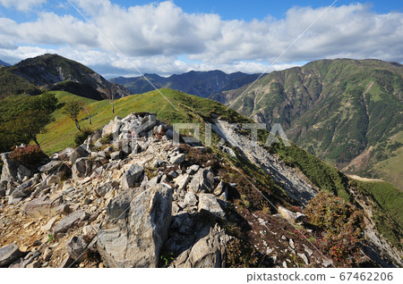 從足見山觀看中倉山，澤尾山和太平山的山頂 67462206