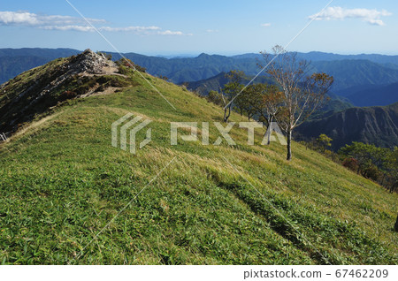 View the ridges of the steppe from the west side of Mt. Nakakurayama to the summit 67462209