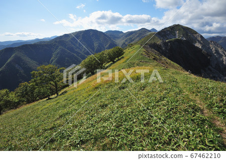 Ashio View the ridge from the west side of Mt. Nakakurayama to Mt. Sawiriyama, Mt. 67462210