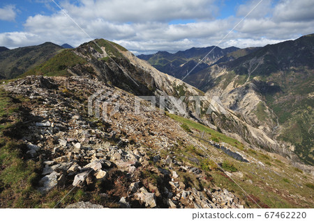 觀看從中倉山山頂到薩瓦里山和遙遠山的山脊。 67462220