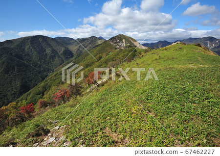 Ashio View from the east side of Mt. Nakakurayama to the summit of Mt. Nakakura, the ridge leading to Mt. Sawiriyama, Mt. Ashio View from the east side of Mt. Nakakurayama to the summit of Mt. Nakakura, the ridge leading to Mt. Sawiriyama, Mt. 67462227
