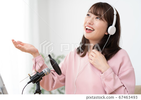 歌手唱歌在YouTube上傳送歌曲的年輕女子 67463493