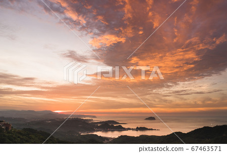 九份山城遠眺北海岸夕陽雲彩 九份山城遠眺北海岸夕陽雲彩 67463571