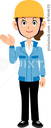 一個穿著藍色工作服的女人戴著頭盔指導 67464635