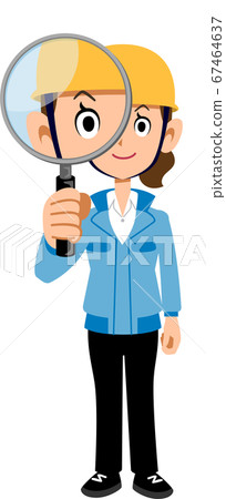 戴著頭盔，透過放大鏡看的藍色工作服的女人 67464637