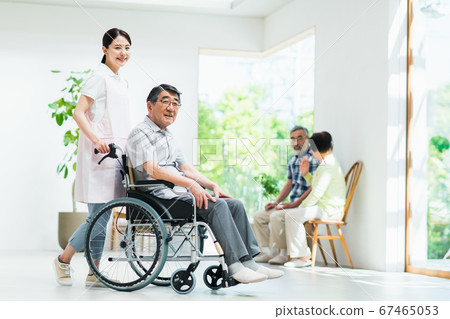 輪椅和護理人員的老人 輪椅和護理人員的老人 67465053