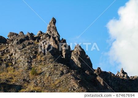 北海道宇津山秋天的宇山山火山口天文台的景色 67467694